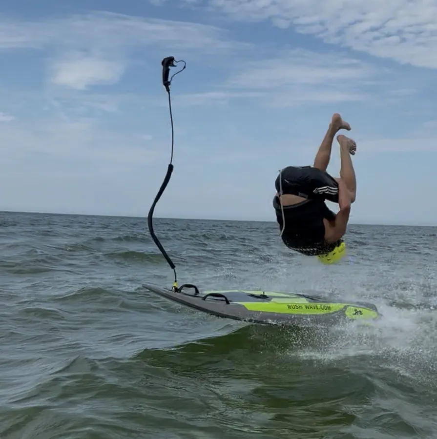 Salto w powietrzu na elektrycznej desce surfingowej JetRide